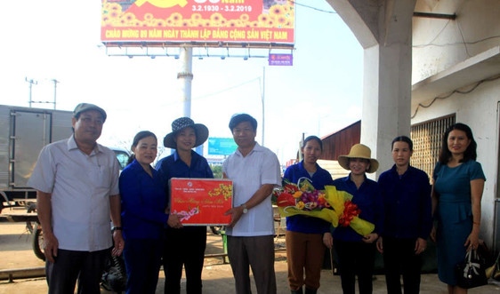 Quảng Trị: Trao quà tết cho các nhân viên đội vệ sinh môi trường Chợ Đông Hà