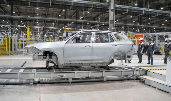 VinFast hoàn thành sản xuất than vỏ xe Lux SUV đầu tiên