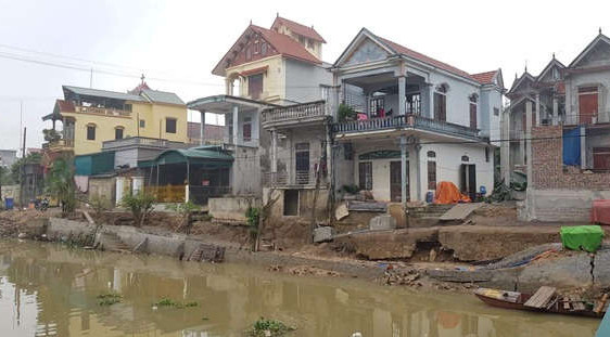 Gia Viễn (Ninh Bình): Đường sụt lún xuống sông, nhiều hộ dân sơ tán khẩn cấp