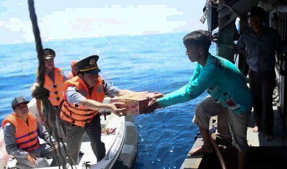 Tàu Kiểm ngư cứu tàu cá ngư dân hỏng máy ra khỏi vùng biển chồng lấn giữa Việt Nam và Indonesia