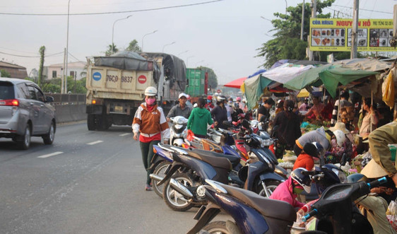 Quảng Ngãi: Chợ tự phát lấn chiếm Quốc lộ 1A, gây mất an toàn giao thông