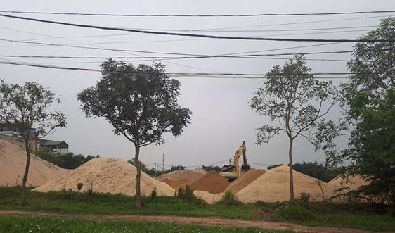 Huyện Phú Xuyên (TP. Hà Nội): Hàng loạt bãi tập kết vật liệu xây dựng không phép gây ô nhiễm môi trường