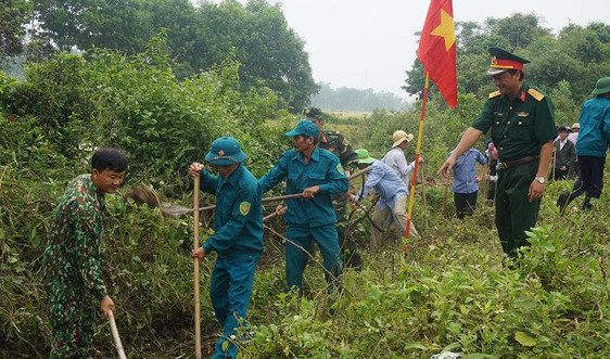 Quảng Trị: Hàng trăm cán bộ, chiến sĩ ra quân vệ sinh môi trường, xây dựng nông thôn mới
