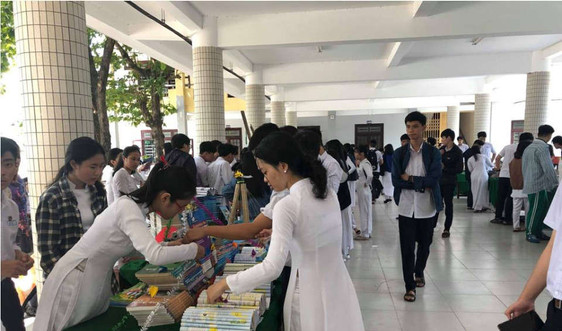 Đà Nẵng: Trường THPT Thái Phiên tổ chức cuộc thi xếp sách nghệ thuật