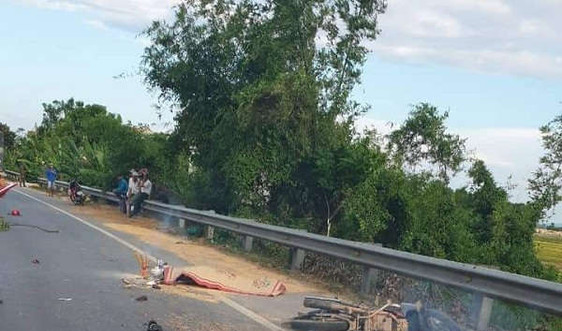 Quảng Bình: Xe tải tông vào xe máy khiến 2 người tử vong
