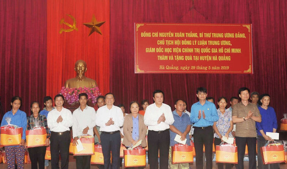 Học viện Chính trị quốc gia Hồ Chí Minh tặng 400 suất quà hộ nghèo tỉnh Cao Bằng