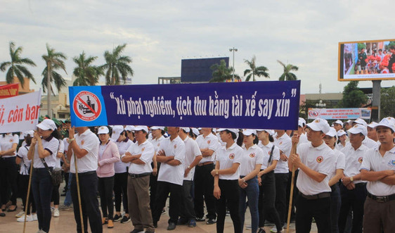 Quảng Trị: Hàng ngàn người đi bộ với thông điệp “Không lái xe khi đã uống rượu bia”