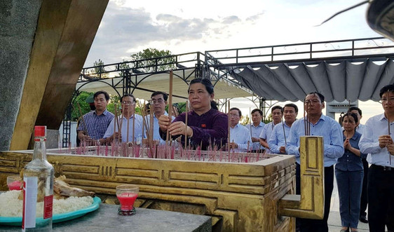 Phó Chủ tịch Thường trực Quốc hội Tòng Thị Phóng dâng hương tri ân các anh hùng liệt sỹ tại Quảng Trị