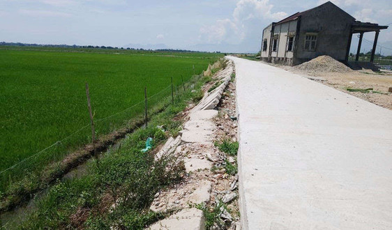 Thừa Thiên Huế: Đường đê tiền tỷ chưa hoàn thành đã nứt gãy