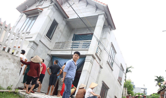 Hà Nội: Di dời khẩn cấp 4 nhà dân nguy cơ sụt xuống thành 'hố tử thần'