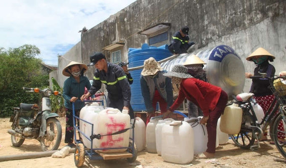Dùng xe cứu hỏa cung cấp nước sạch cho dân vùng khô hạn