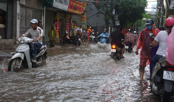 Hà Nội: Phố ngập như sông sau cơn mưa kéo dài 30 phút