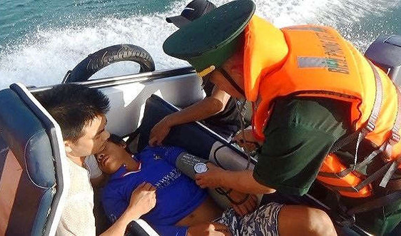Quảng Bình: Bộ đội Biên phòng cứu một thuyền viên gặp nạn trên biển