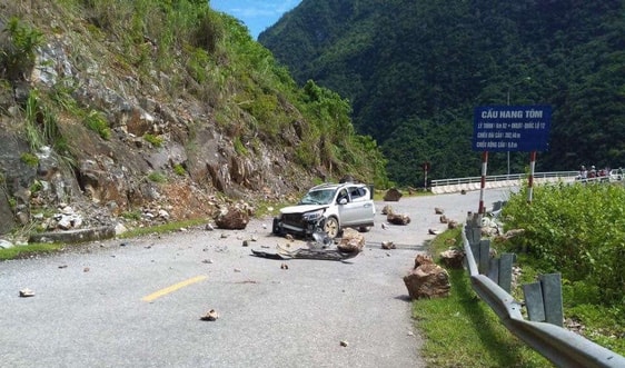 Lai Châu: Đá lăn khiến xe ô tô con CRV hư hỏng nặng