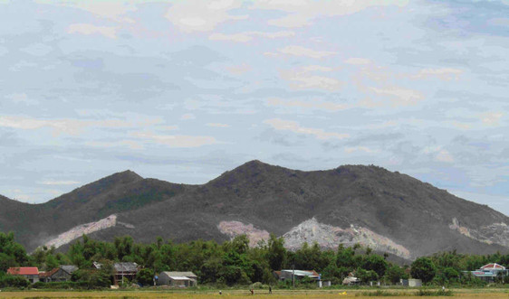 Bình Định: Nổ mìn khai thác đá trên núi Sơn Triều làm nứt tường nhà dân?