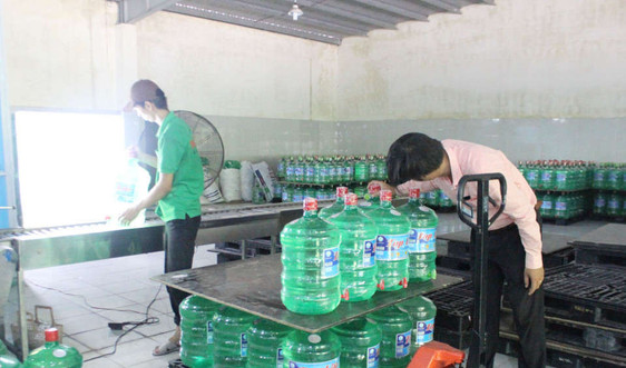 Đà Nẵng: Thiếu nước sạch, nước uống đóng chai lên ngôi