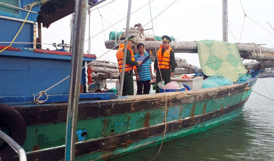 Quảng Ninh: Bắt 2 tàu khai thác thủy sản trái phép