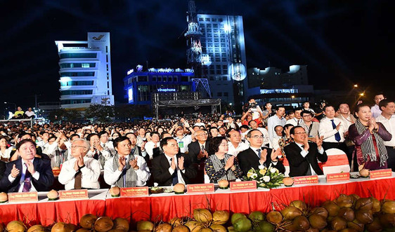 Chủ tịch Quốc hội Nguyễn Thị Kim Ngân dự khai mạc Lễ hội Dừa tại Bến Tre 
