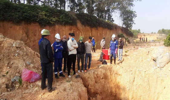 Lấy mẫu, kiểm tra khu vực nghi có chất thải nguy hại chôn trái phép ở Sóc Sơn