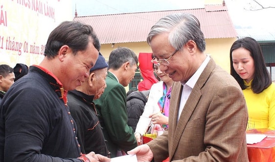 Thường trực Ban Bí thư Trần Quốc Vượng tặng quà tết tại huyện Văn Chấn