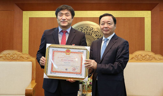 Bộ trưởng Trần Hồng Hà trao Kỷ niệm chương Vì sự nghiệp Tài nguyên và Môi trường cho Giám đốc KOICA Việt Nam