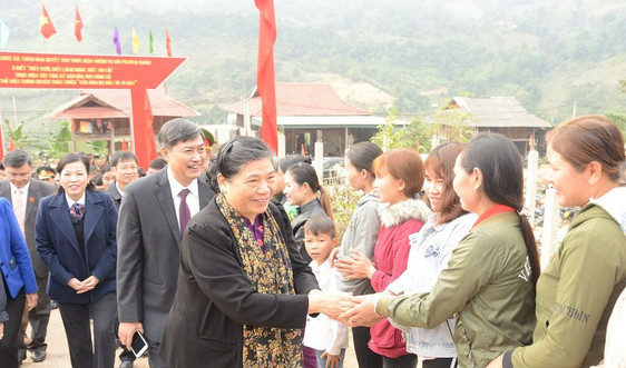 Phó Chủ tịch Quốc hội Tòng Thị Phóng thăm và tặng quà Tết tại Sơn La