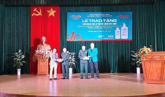 Trao 2.000 chai nước diệt khuẩn cho lực lượng vũ trang Lạng Sơn