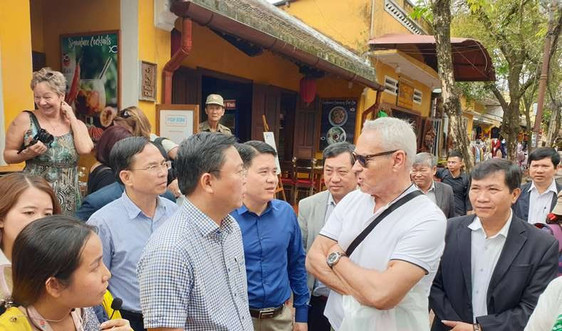 Chủ tịch tỉnh Quảng Nam trò chuyện với khách nước ngoài về thành phố an toàn, thuần hậu