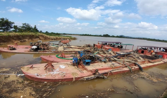 HTX Đoàn Kết khai thác cát trái phép trên sông Krông Nô