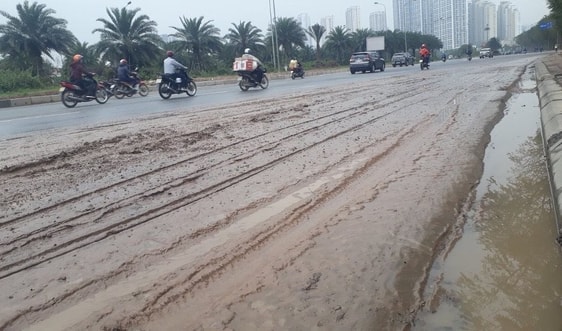  Nhếch nhác bùn đất, phế thải trên Đại lộ Thăng Long 