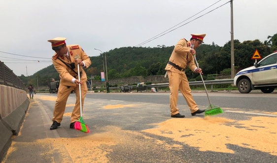  Quảng Ninh: CSGT cùng người dân giúp thu gom gần 4 tấn đỗ tương rơi ra đường