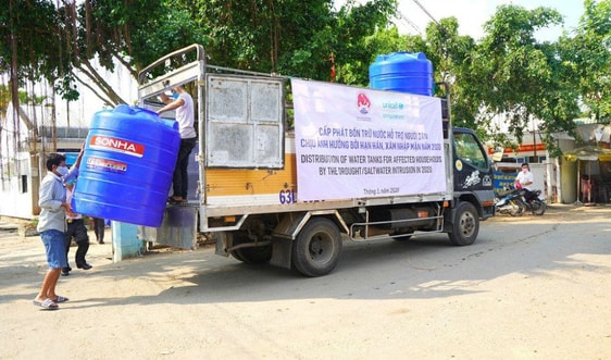 Tổng cục Phòng chống thiên tai tặng bồn chứa nước cho người dân ĐBSCL