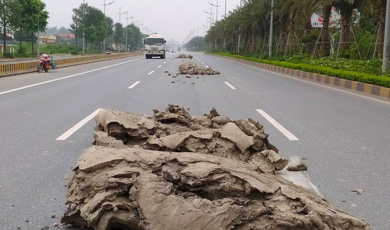 Hà Nội: Tái diễn tình trạng rời vãi đất đá trên đại lộ hướng ra Nội Bài
