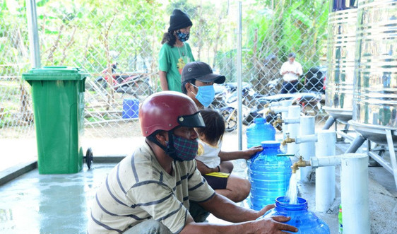 Gần 4.000 người dân tỉnh Kon Tum vui mừng nhận nguồn nước miễn phí của Bộ TN&MT