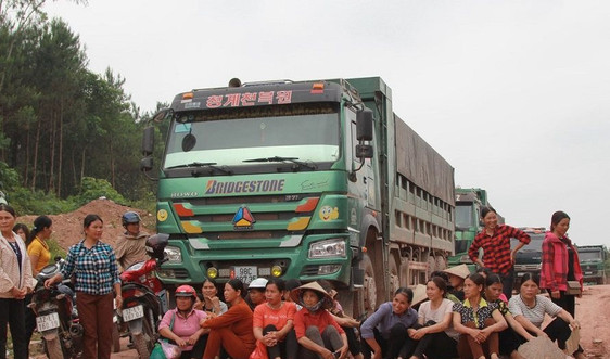 Lạng Sơn: Lo không nhận được tiền đền bù, người dân chặn xe thi công hồ chứa nước Bản Lải