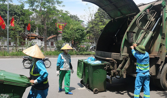Người lao động cực nhọc làm việc dưới tiết trời nắng gắt ở Hà Nội
