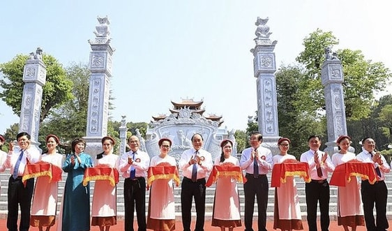 Thủ tướng Nguyễn Xuân Phúc dự lễ khánh thành Đền Chung Sơn tại xã Kim Liên, huyện Nam Đàn, tỉnh Nghệ An