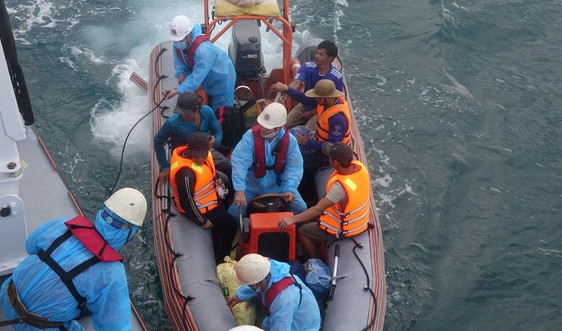 Cứu thành công 13 thuyền viên gặp nạn do tàu đâm vào đá ngầm