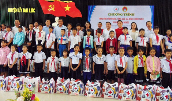  Quảng Nam: Phó Chủ tịch nước Đặng Thị Ngọc Thịnh tặng quà trẻ em, gia đình chính sách khó khăn