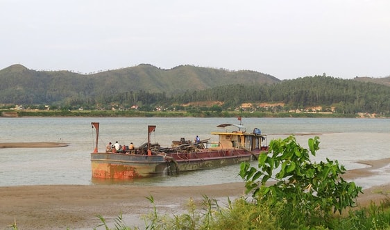 Cát tặc “đại náo” sông Lam