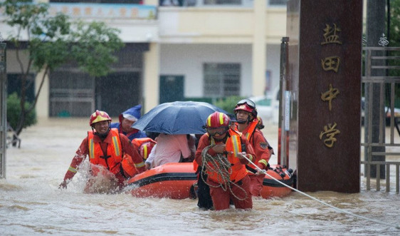 Cảnh báo đỏ ở Trung Quốc khi lũ lụt cản trở cung ứng thiết bị chống COVID-19