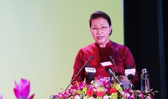 Chủ tịch Quốc hội Nguyễn Thị Kim Ngân trao Bằng Tổ quốc ghi công cho 73 thân nhân liệt sĩ     	
