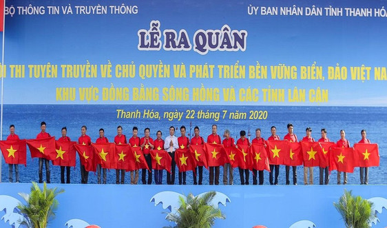 Thanh Hóa: Trao tặng 2.000 lá cờ Tổ quốc cho ngư dân
