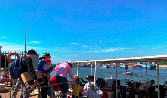 Khẩn trương đưa hơn 2.600 du khách rời đảo Lý Sơn