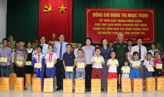 Phó Chủ tịch nước Đặng Thị Ngọc Thịnh thăm, tặng quà các gia đình chính sách tại Quảng Trị