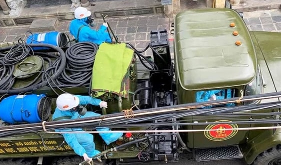 6 xe chuyên dụng của quân sự phun tiêu độc phố cổ Hội An