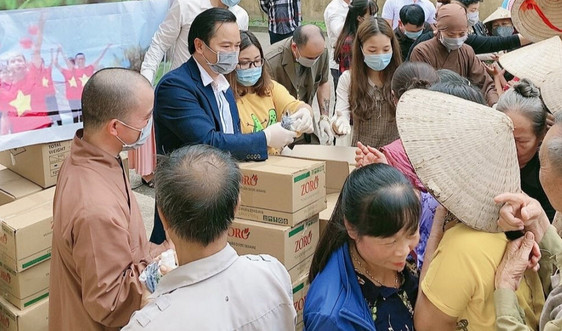 Hà Nam: Tập đoàn Minh Trí tặng 10.000 khẩu trang và 80 suất quà cho người dân chống dịch Covid-19