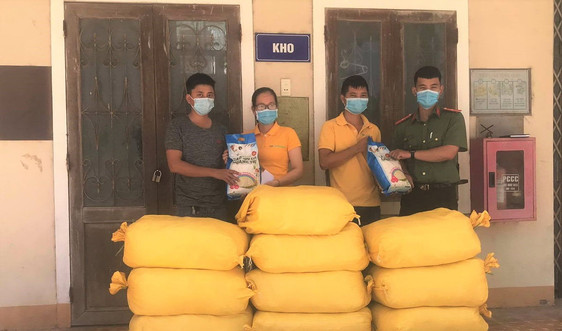 Trao hơn 4 tấn gạo cho người dân và lực lượng chức năng trong các khu cách ly dịch Covid-19 tại Quảng Trị
