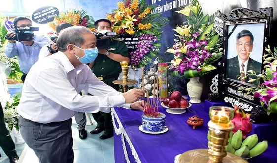 Người dân Thừa Thiên Huế lập bàn thờ, dâng hương tiễn biệt cố Tổng Bí thư Lê Khả Phiêu