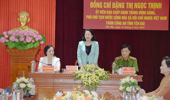 Phó Chủ tịch nước Đặng Thị Ngọc Thịnh chúc mừng cán bộ, chiến sỹ Công an tỉnh Yên Bái